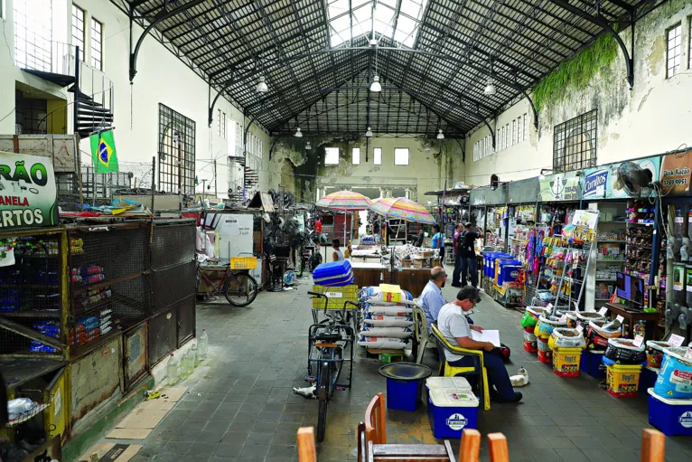 A sujeira que começa do lado de fora continua internamente, com paredes pichadas e infiltradas, além de calçadas e vidraças quebradas, um retrato do descaso com o mercado