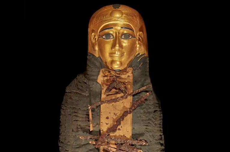 Sarcófago do menino de ouro com uma inscrição grega