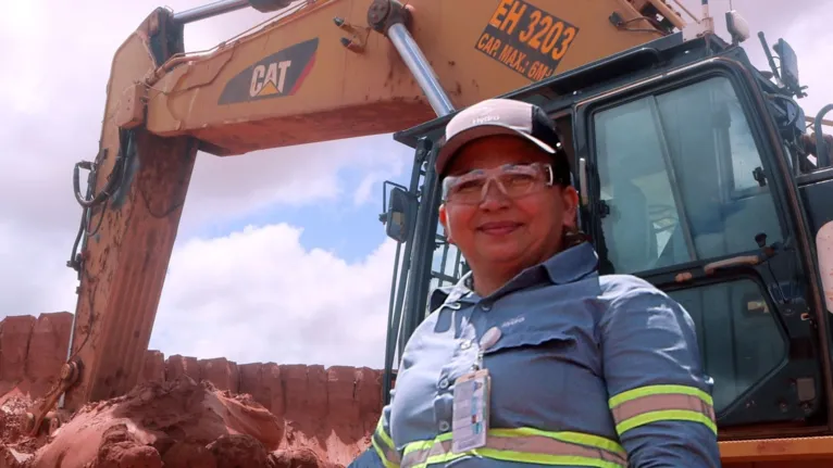 Odimária é a pioneira. Não se intimidou e se tornou a primeira mulher a operar uma esvacadeira de grande porte na mina Hydro Paragominas.