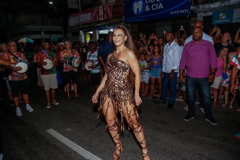 Paolla Oliveira samba sem roupa íntima e exibe corpaço