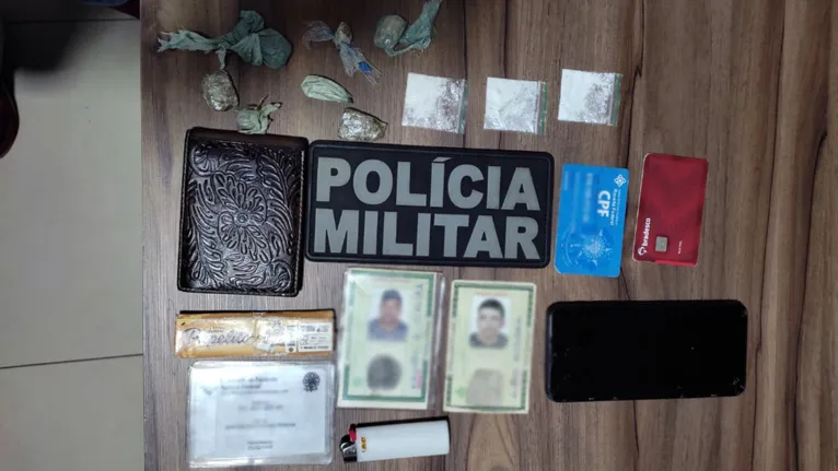 Com o grupo foi apreendido drogas, documentos, cartão de banco e um aparelho celular