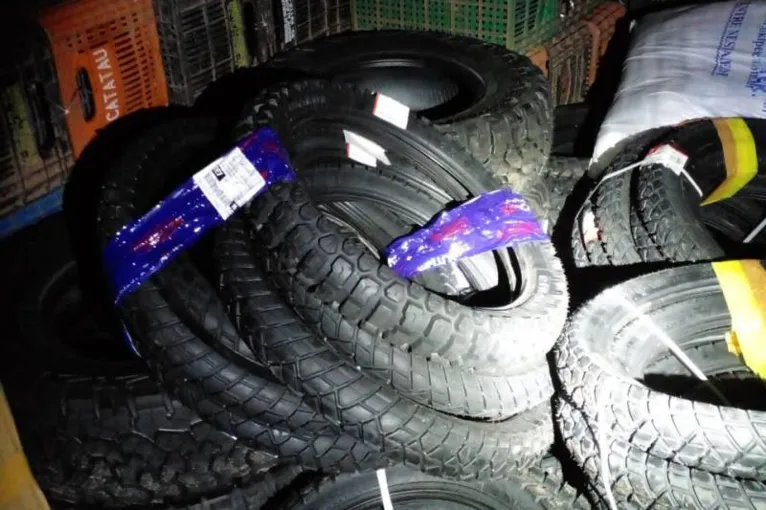 Vários pneus também estão entre as mercadorias com nota fiscal irregular apreendidas por fiscais da Sefa no Baixo Amazonas