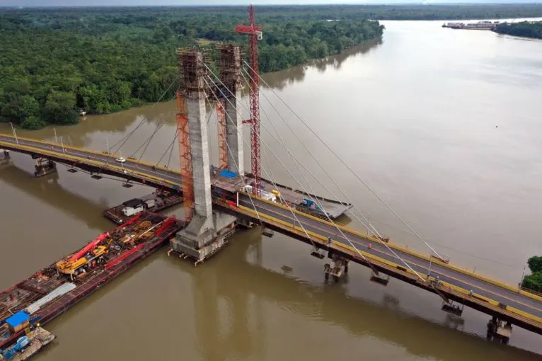 Setran informa que a obra do pilar central atingiu 50 m de altura e está com os 16 cabos de aço que dão sustentação à estrutura