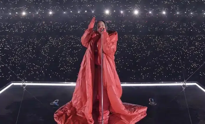 Rihanna aproveitou visibilidade do Super Bowl para divulgar turnê, promover sua marca de maquiagem e confirmar gravidez.