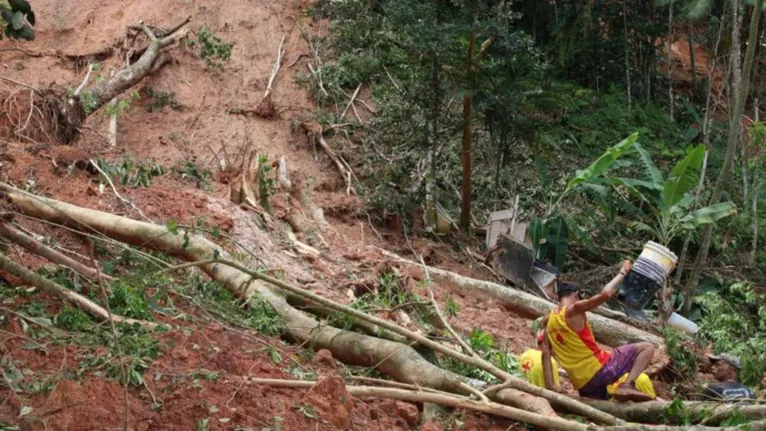 A tragédia já deixou mais de 40 mortos, sendo a maioria no município de São Sebastião (SP)