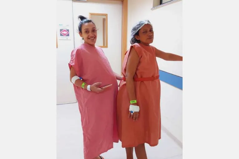 A descontração de Roberta Heluani, de 22 anos, ao lado da mãe, Silvana Rocha, de 38 anos, pouco antes de as duas darem à luz