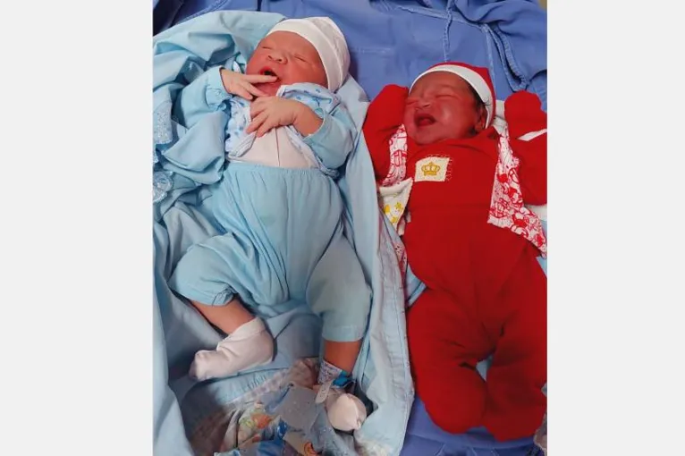 A tia, Vitória (de vermelho), nasceu quase 6 horas antes do sobrinho, Rychard Heitor