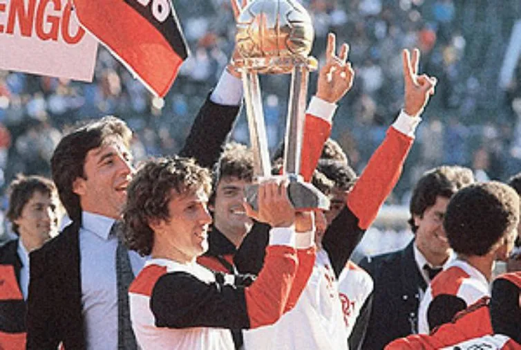 Zico levanta a taça da Copa Intercontinental de 1981, disputada entre os vencedores da Liga dos Campeões da Uefa e da Copa Libertadores.  A partir do ano 2000 a Fifa começou a organizar o atual Campeonato Mundial de Clubes