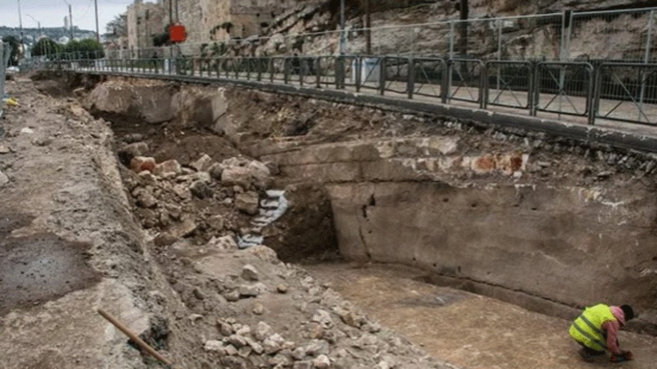 A rocha com a marca de mão foi encontrada abaixo de uma rua na Cidade Velha de Jerusalém.