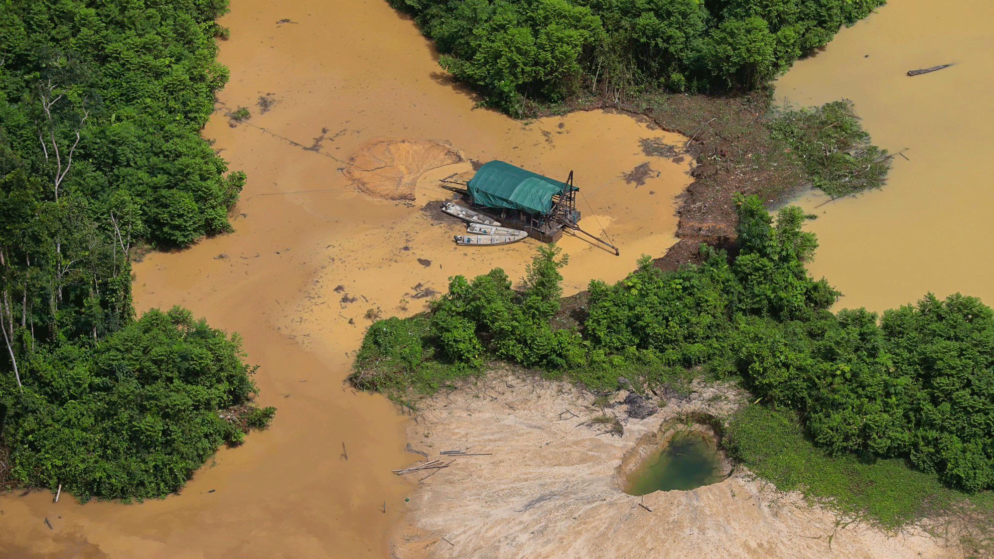 Área desmatada pela mineração ilegal na Terra Indígena Yanomami, em Roraima.