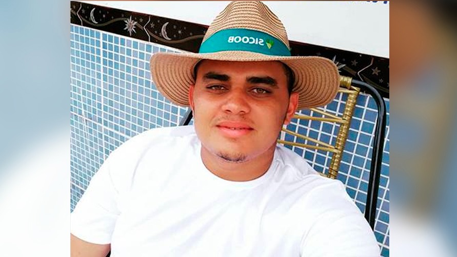 Alex Junior Gomes dos Santos, de 23 anos, foi executado  dentro de um veículo