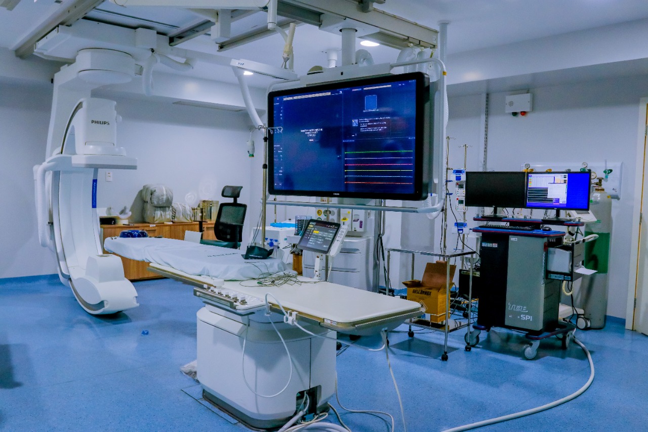 Equipamento de alta tecnologia "Azurion 7", que realiza intervenções cardíacas guiadas por meio de imagem.