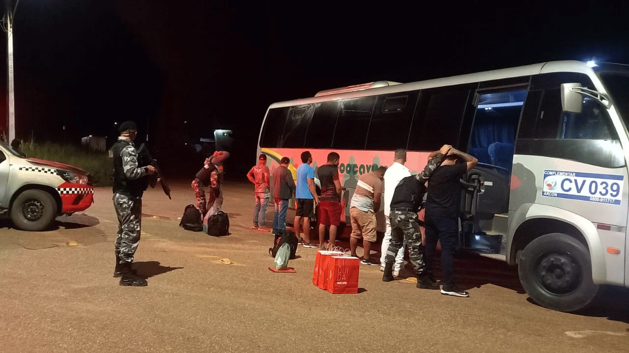 Momento da abordagem ao microônibus intermunicipal, que fazia a rota com destino a Canaã dos Carajás.