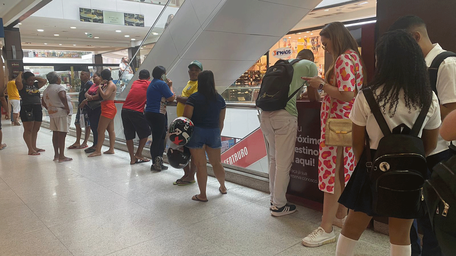 Loja do Remo em um shopping da capital registra longa fila na tarde desta segunda-feira (6).