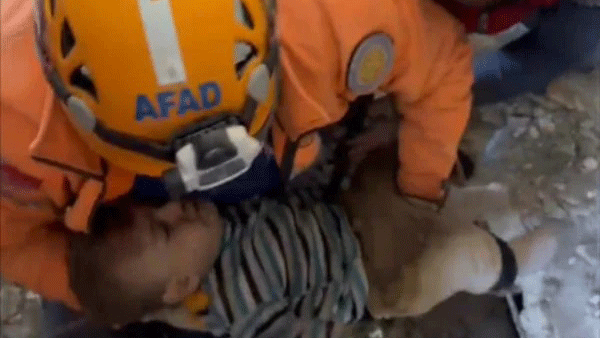 Casos como o de um menino de 2 anos que foi resgatado com vida após três dias soterrado nos destroços de um prédio alimentam as esperanças na Turquia.