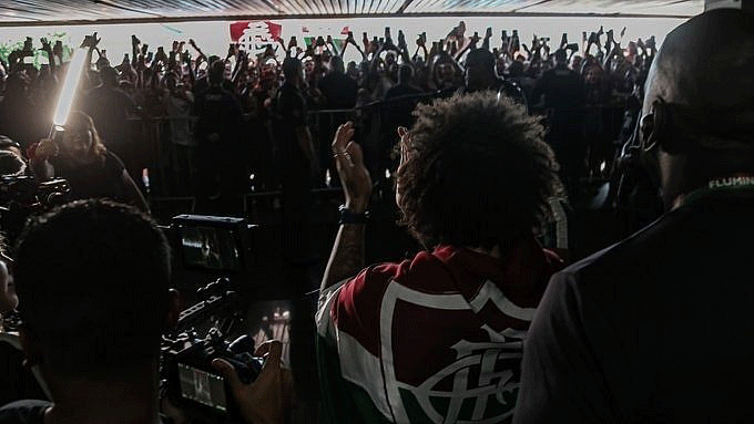 Centenas de torcedores receberam Marcelo no Aeroporto do Galeão.