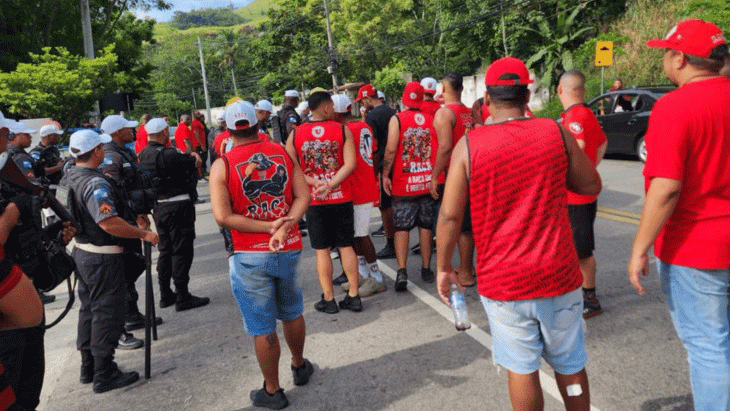 Na última terça-feira (7), véspera do Fla-Flu, torcedores rubro-negros realizaram protesto em frente ao Ninho do Urubu.