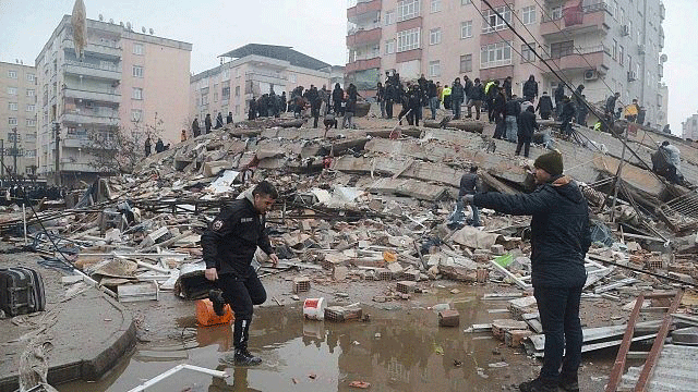 Desabamento de um prédio na província de Diarbaquir, ocorrido após o terremoto que afetou a Turquia no último dia 6 de fevereiro.