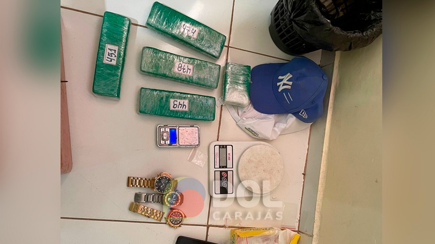 Droga, celulares, balança de precisão apreendidos com os acusados