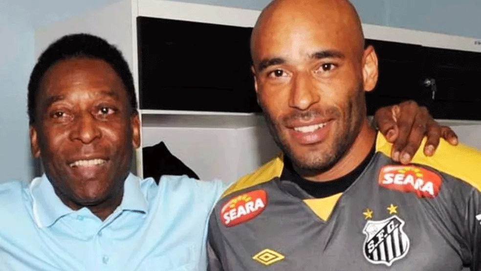 Pelé e o filho Edinho, na época em que era goleiro do Santos.
