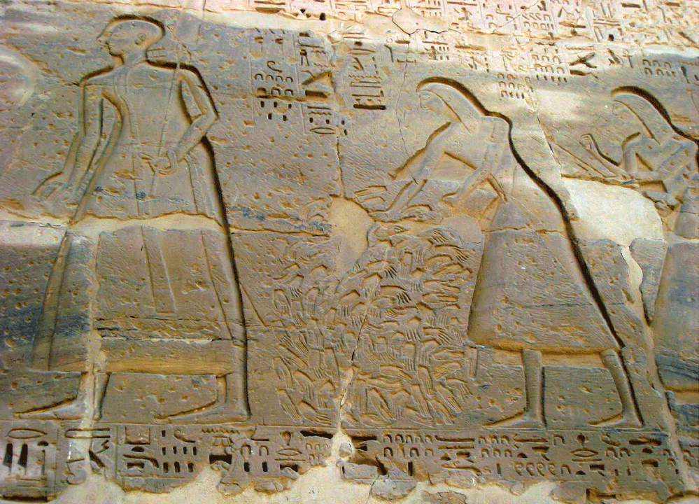 As mãos decepadas aparecem na arte do antigo Egito