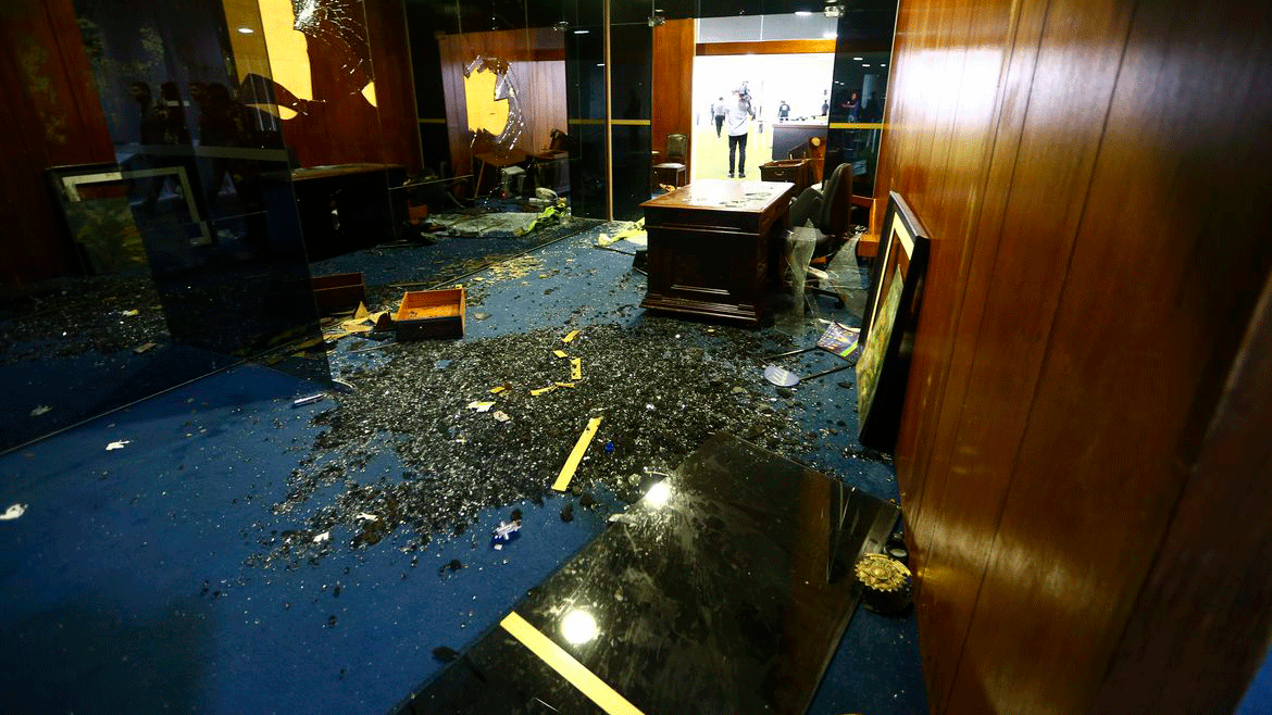 Gabinetes do Senado Federal tiveram móveis e janelas destruídos durante os ataques golpistas do último domingo (8), em Brasília.