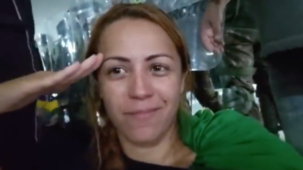 Ana Priscila Azevedo aparece em vídeos e fotos durante o ataque à Praça dos Três Poderes