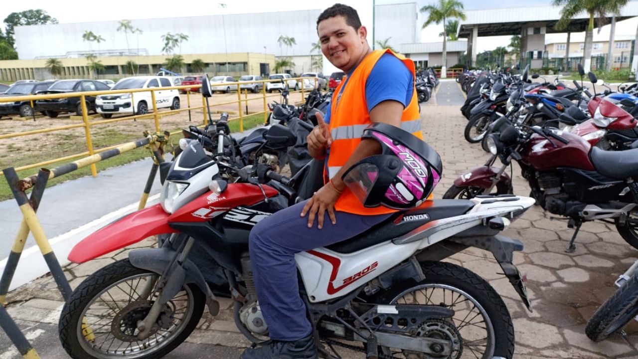 Adriano Nunes é auxiliar de logística e experiente condutor