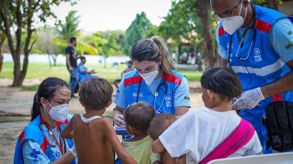 Agentes do Ministério da Saúde atendem crianças vítimas da crise humanitária yanomami, em Roraima.