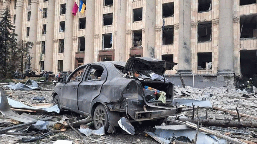 Explosão em frente à sede do governo de Kharkiv, segunda maior cidade da Ucrânia, em 1º de março de 2022.