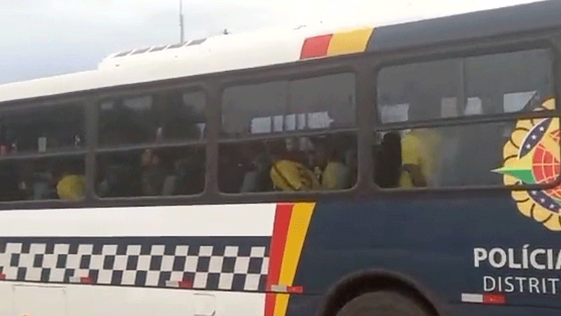 Ônibus da Polícia Militar do Distrito Federal conduz extremistas presos à sede da Polícia Civil.