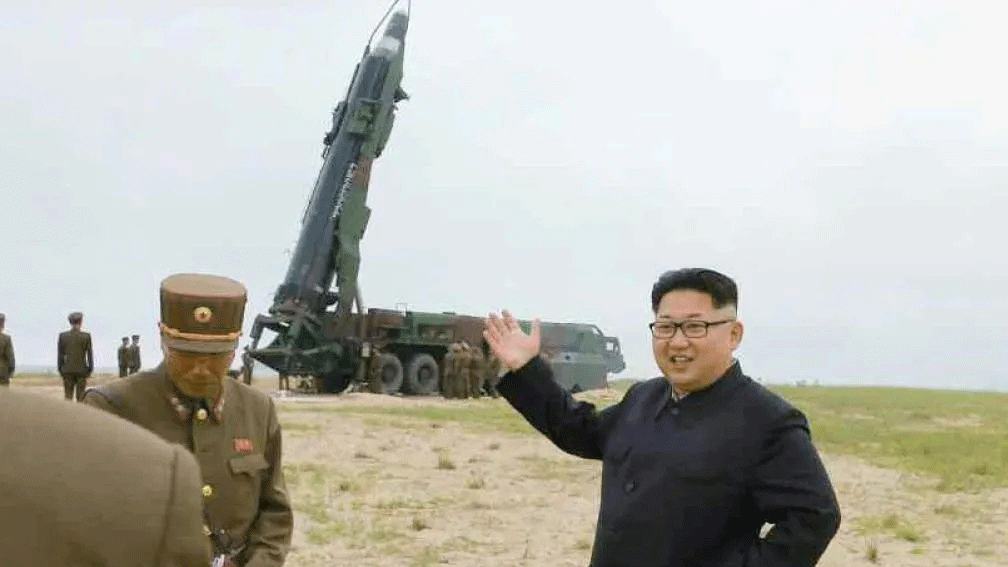 Kim Jong-un durante teste de míssel nuclear em 2016. Arsenal é utilizado para intimidar Washington e Seul.