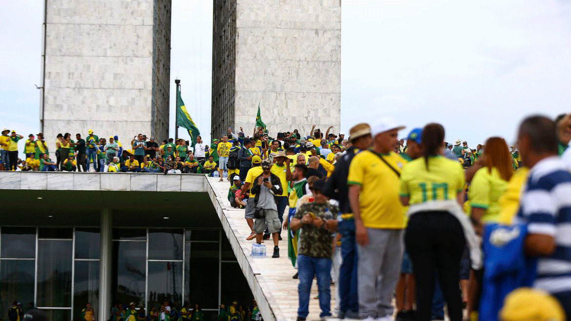 Advogados divergem sobre aplicabilidade da demissão por justa causa por danos à imagem da empresa.