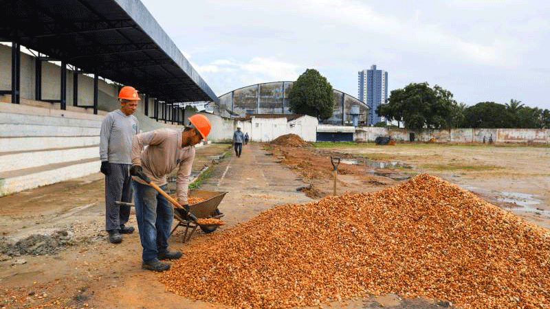 Operários trabalham nas obras de reforma do Modelão, que contam com investimento de R$ 10 milhões do Governo do Estado.