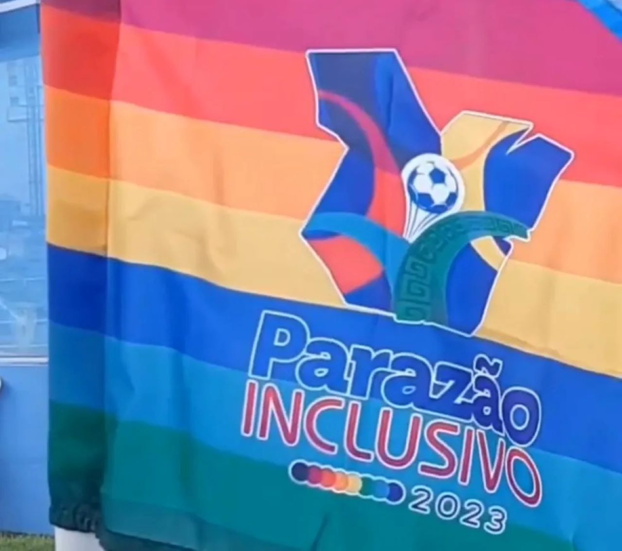 Bandeirinha colorida da campanha de combate à homofobia  da FPF.