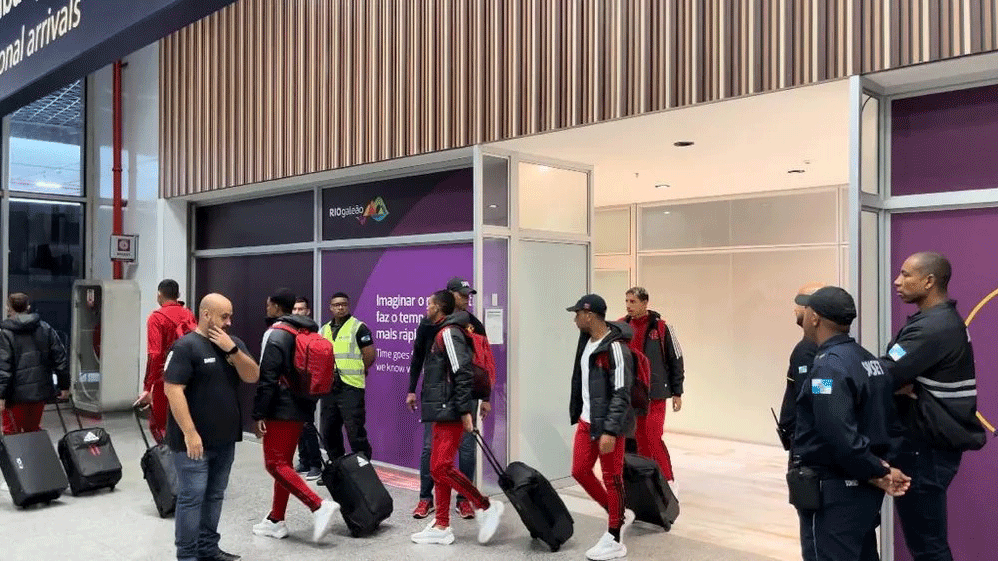 Delegação do Flamengo enfrentou protestos tímidos de alguns torcedores, no desembarque desta manhã, no Galeão.