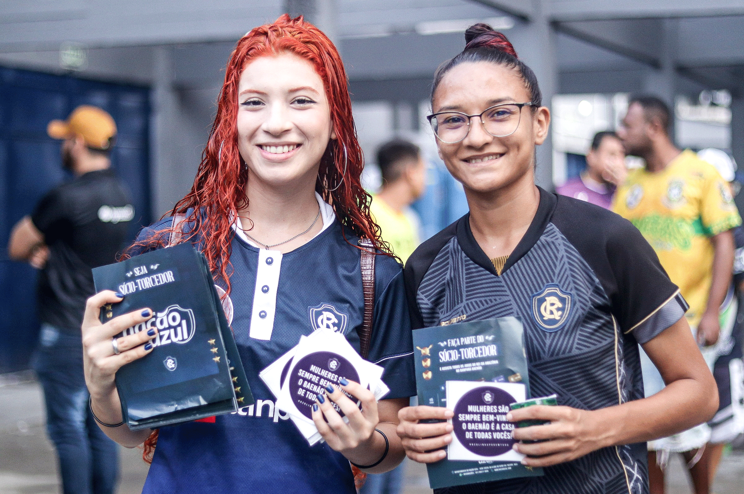 No Dia Internacional da Mulher, as torcedoras remistas que foram ao jogo contra o São Luís-RS, pela Copa do Brasil, receberam material de conscientização logo na chegada ao Baenão.