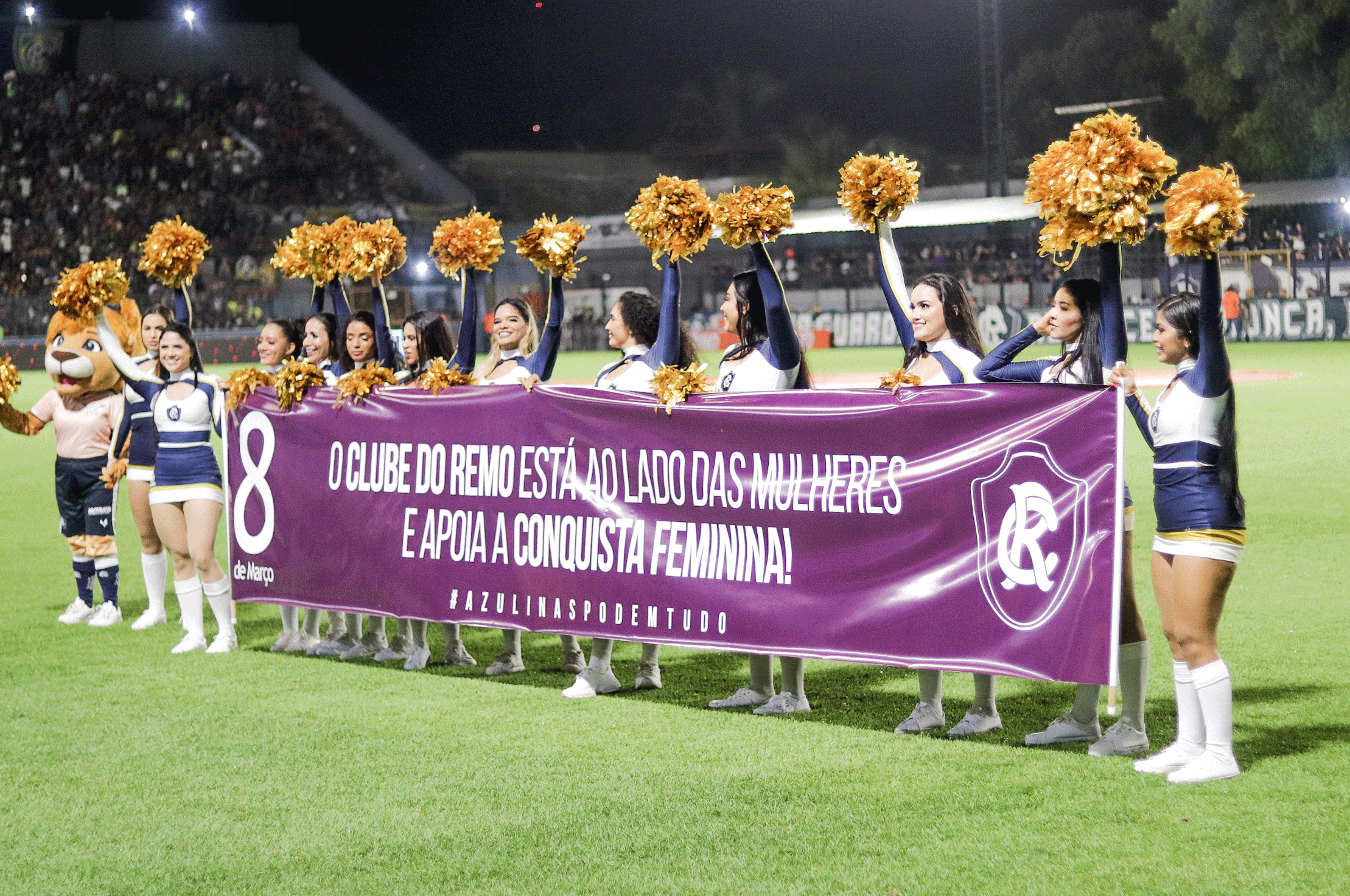 Faixa em apoio à luta feminna exibida no gramado do Baenão antes do duelo entre Remo e São Luís-RS, pela Copa do Brasil, no Dia Internacional da Mulher.
