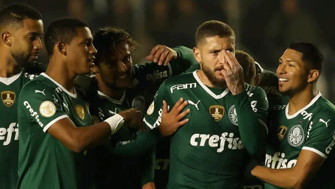 Jogadores do Palmeiras comemoram um dos gols da vitória por 3 a 0 sobre o Juventude, no Brasileiro 2022. Partida é uma das investigadas pelo MPGO.