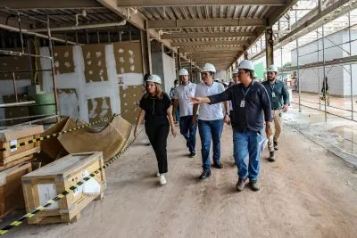 Governador Helder Barbalho, na companhia da vice-governadora, Hana Ghassan e o secretário de Desenvolvimento Urbano e Obras Públicas (Sedop), Ruy Cabral nas dependências do novo pronto socorro