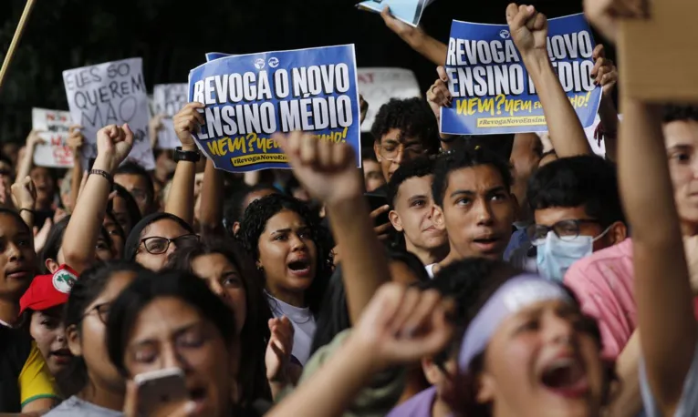 O ato dos estudantes pede a revogação do novo ensino médio