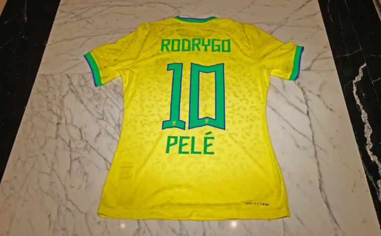 Rodrygo, que foi revelado pelas divisões de base do Santos, terá a honra de vestir a camisa eternizada pelo Rei do Futebol.