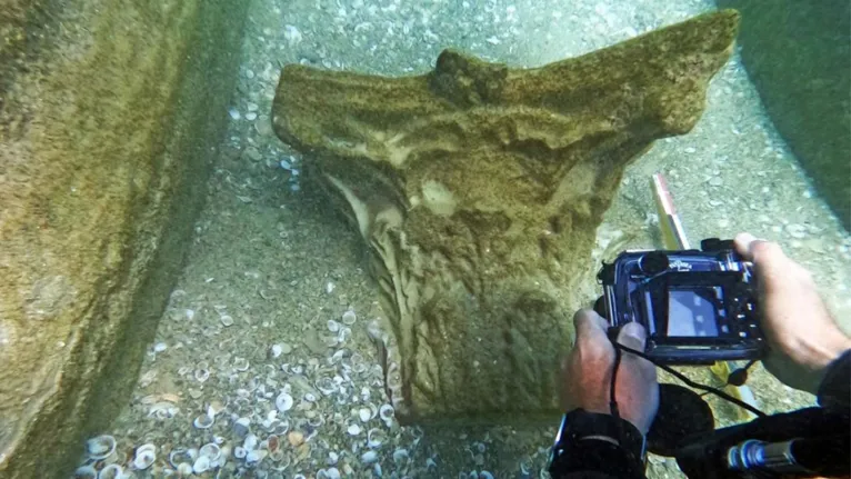 Peças de marmore encontrada nas águas costeiras de Moshav Beit Yanai, em Israel.