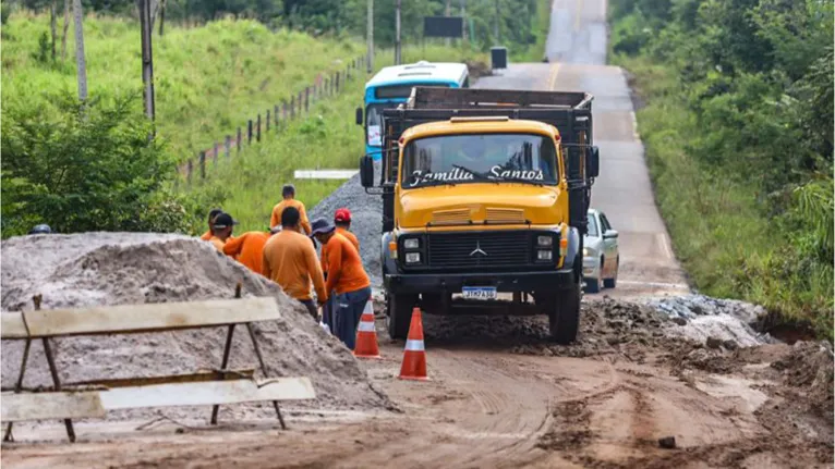 O tráfego pela rodovia ficou completamente interditado com a força das águas