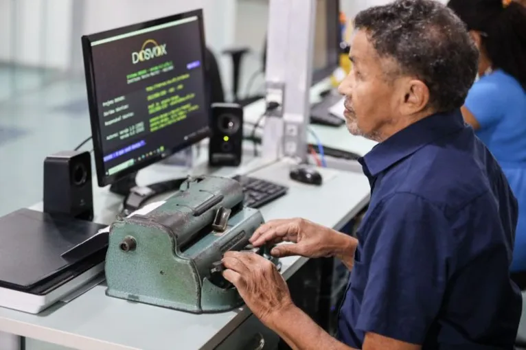 Bibliotecário Pedro Neto, 66 anos, perdeu a visão por causa de um glaucoma: ″Aqui é um ponto de referência e de socialização″