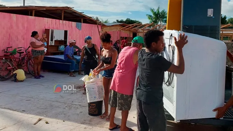 Famílias chegando ao abrigo da Praça Paulo Marabá