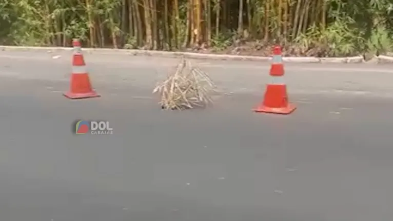 Buraco está sinalizado por cones