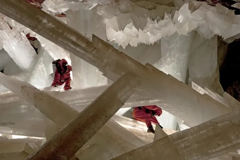 Os cristais de Naica são tão grandes que é possível caminhar sobre eles