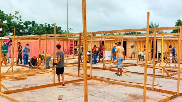 Abrigos estão sendo construídos em vários pontos da cidade