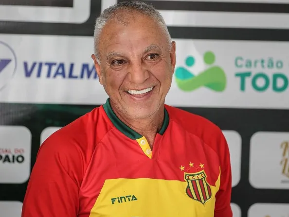 O treinador foi apresentado oficialmente no time maranhense